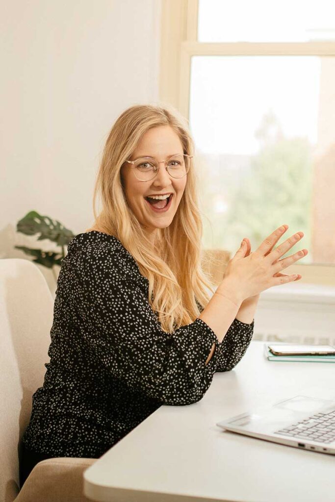 Femme souriante devant un ordinateur